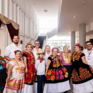Guelaguetza 2026: una explosión de color, música y tradición llega a cancún la revista del sureste mx Grupo De Artistas Y Organizadores En Trajes Tradicionales Oaxaqueños Posando Para Presentar La Guelaguetza 2026 En Cancún.