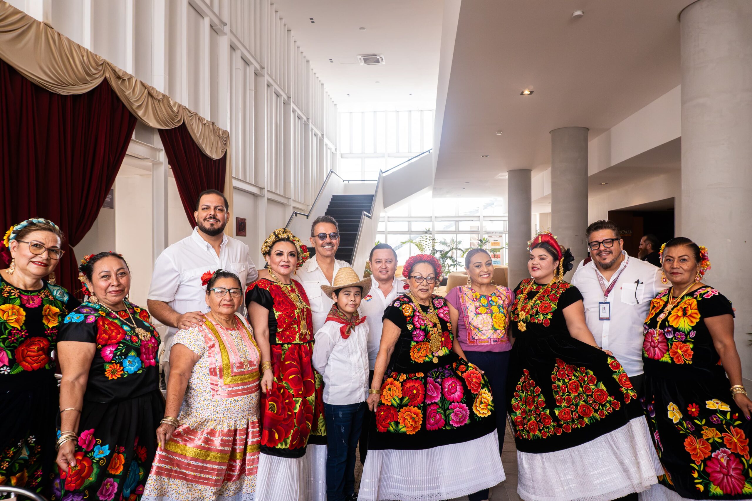 Grupo De Artistas Y Organizadores En Trajes Tradicionales Oaxaqueños Posando Para Presentar La Guelaguetza 2026 En Cancún.