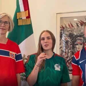 ¡haaland, hermano, ya eres mexicano! : la embajada de noruega “adopta” a la afición tricolor en el mundial 2026 la revista del sureste mx Personal De La Embajada De Noruega En México Posando Junto A Banderas De Noruega Y México, Invitando A La Afición Mexicana A Apoyar A Su Selección En El Mundial 2026.