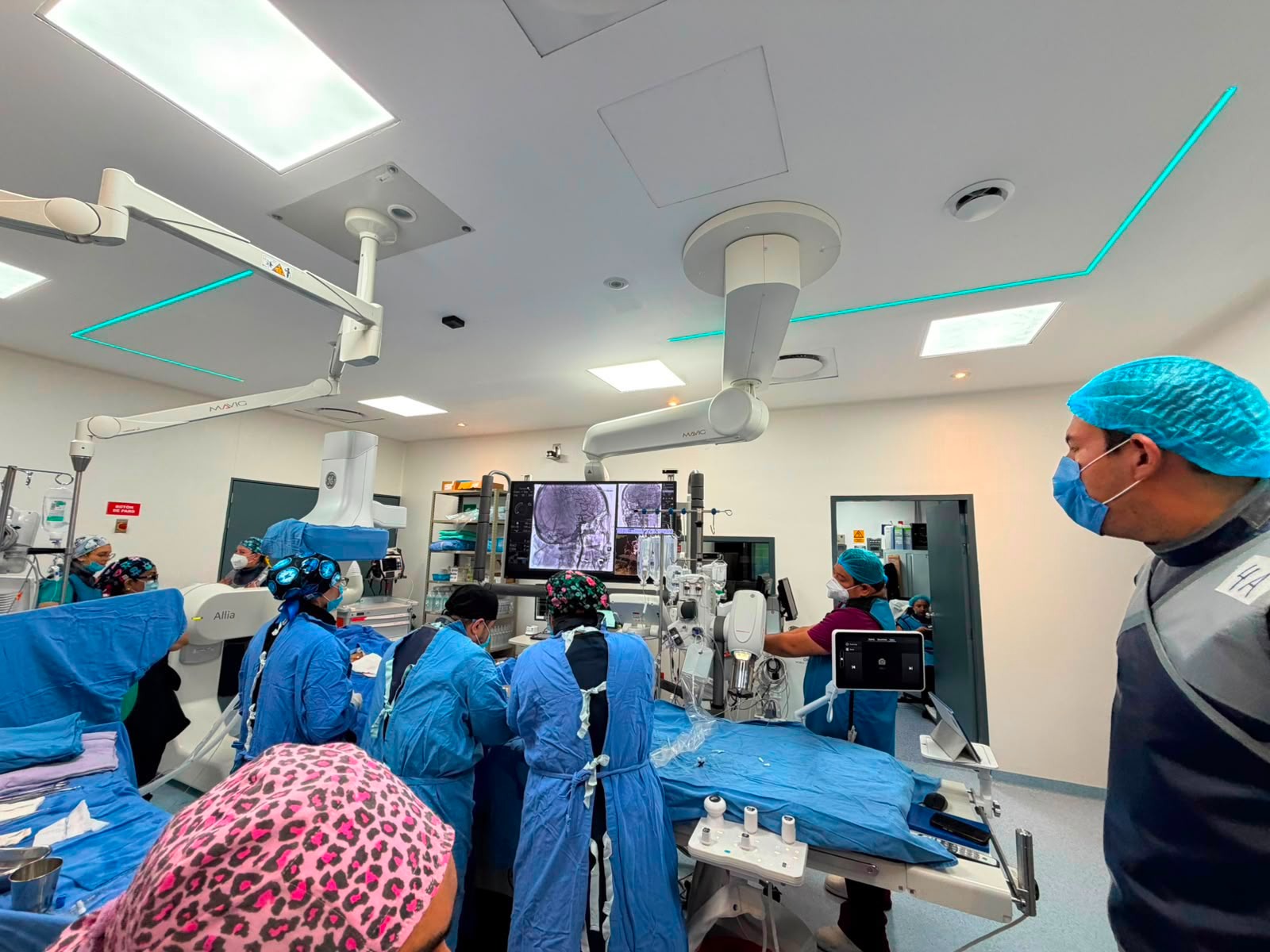 Hospital regional del issste en veracruz realiza con éxito su primera neurointervención endovascular la revista del sureste mx Equipo Médico Cirujano Realizando Un Procedimiento De Neurointervención Endovascular En El Issste Veracruz Dentro De La Sala De Hemodinamia Con Pantallas De Monitoreo Angiográfico.