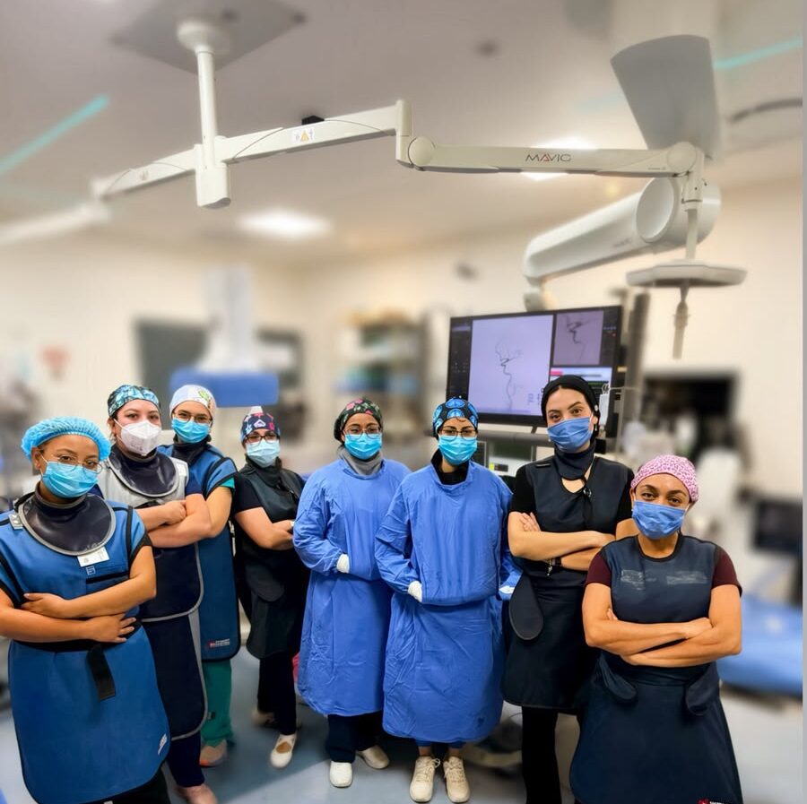 Hospital regional del issste en veracruz realiza con éxito su primera neurointervención endovascular la revista del sureste mx Grupo De Médicas, Médicos Y Personal Quirúrgico Posando En La Sala De Hemodinamia Tras Completar La Primera Neurointervención Endovascular En El Issste Veracruz.