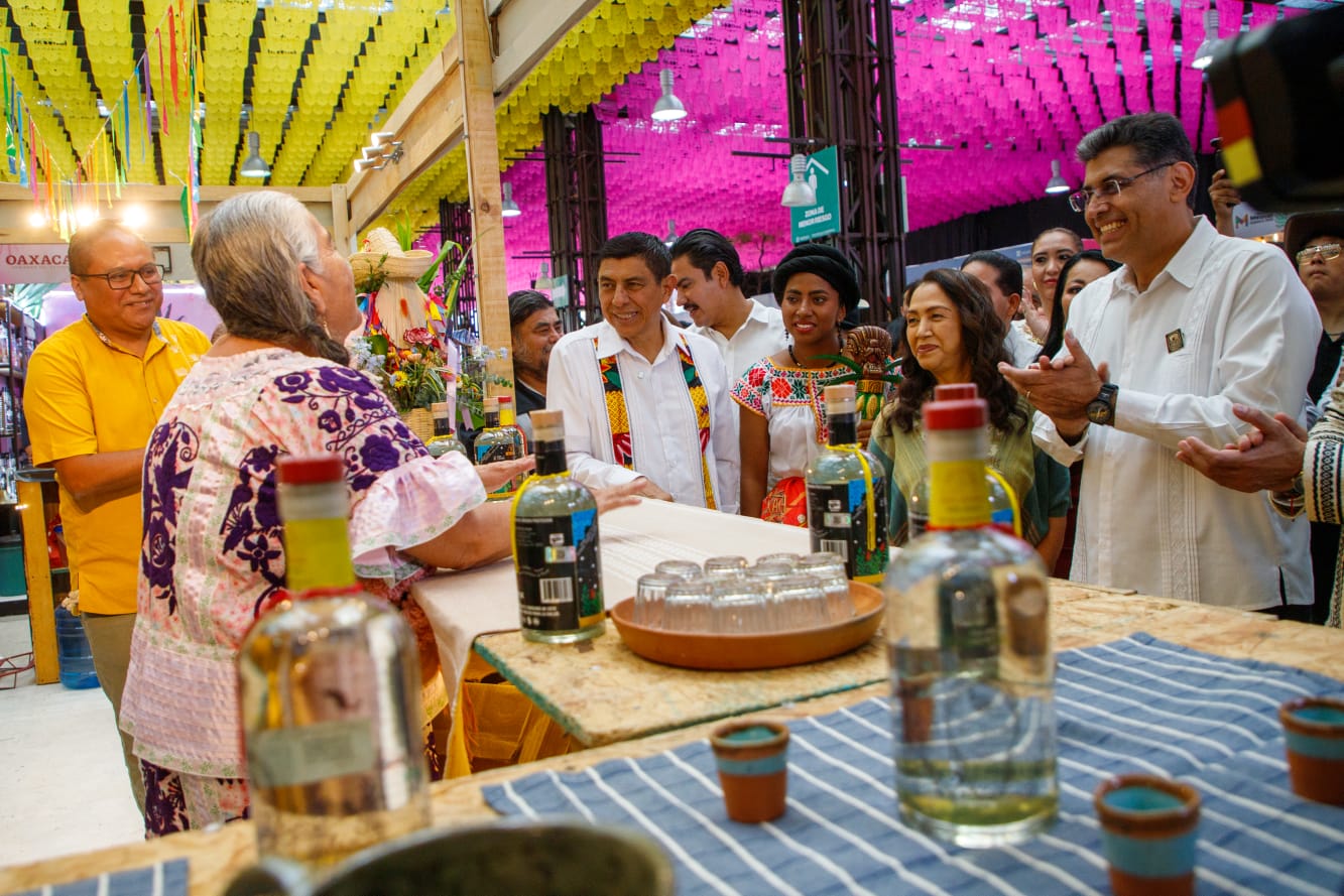 ¡tradición y sabor! Inauguran la feria del mezcal y de artesanías 2026 en oaxaca la revista del sureste mx Autoridades Estatales Recorren Los Pasillos Decorados E Interactúan Con Artesanos Durante La Feria Del Mezcal.