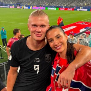 Isabel haugseng johansen: la discreta novia de erling haaland que conquista en el mundial 2026 la revista del sureste mx Primer Plano De Erling Haaland E Isabel Haugseng Johansen Posando Sonrientes En Las Gradas De Un Estadio De Fútbol Durante El Mundial 2026. Él Lleva La Camiseta Negra De Noruega Con El Número 9 Y Ella Una Chaqueta Roja Con Detalles De La Bandera Noruega.