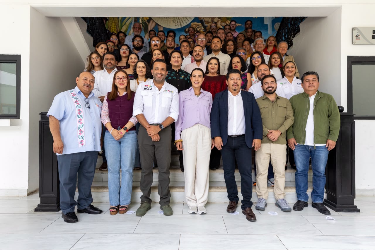 Josefina rodríguez fortalece el turismo comunitario y proyecta a chiapas como destino internacional de naturaleza y aventura la revista del sureste mx Funcionarios Y Prestadores De Servicios Turísticos Posan Tras Una Reunión Para Fortalecer La Política Nacional De Turismo Comunitario En Chiapas.