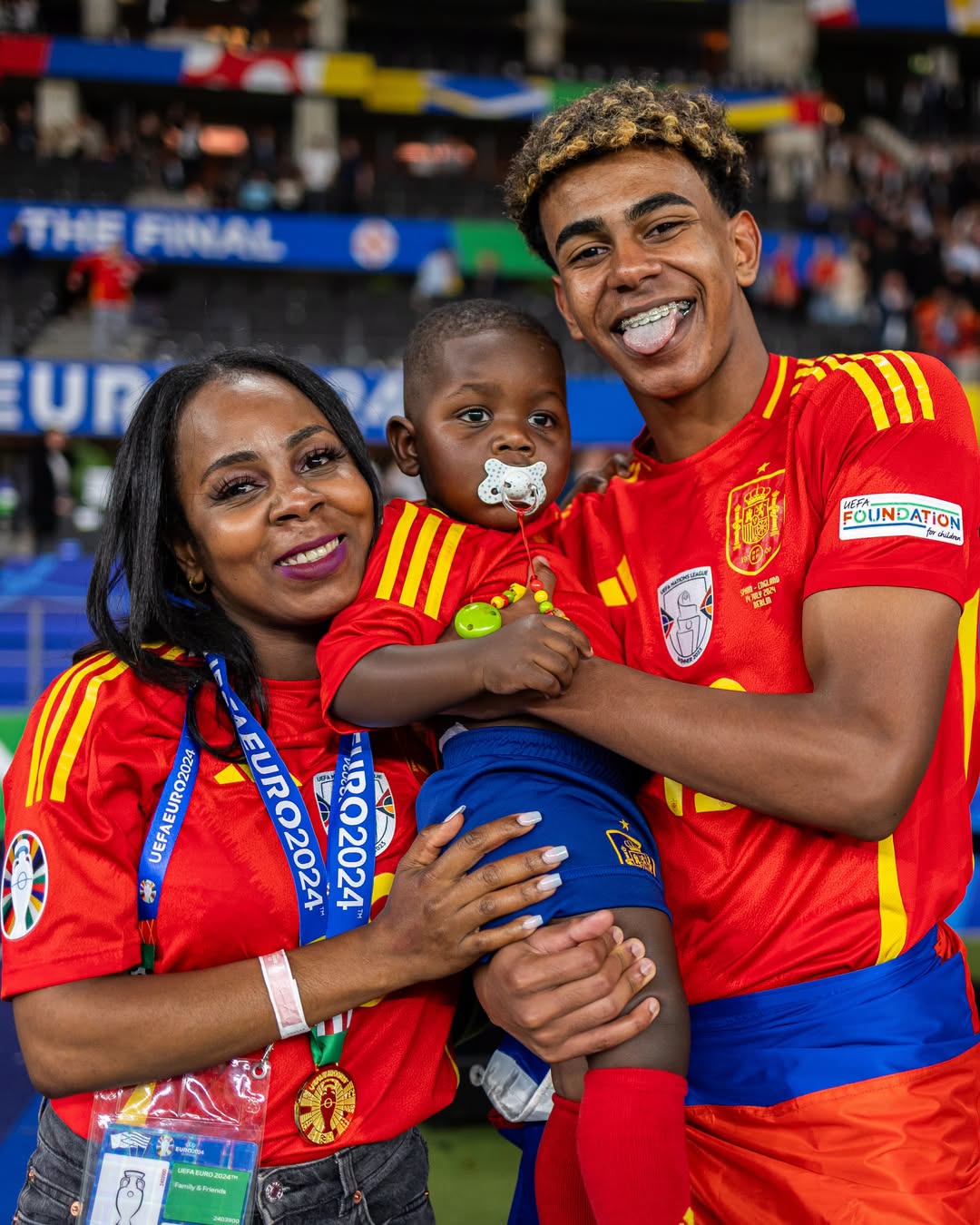 Keyne, el hermanito de tres años de lamine yamal que se ha convertido en la sensación del mundial 2026 la revista del sureste mx Sheila Ebana Sostiene A Keyne Yamal Junto A Lamine Yamal Durante Las Celebraciones De La Eurocopa 2024.