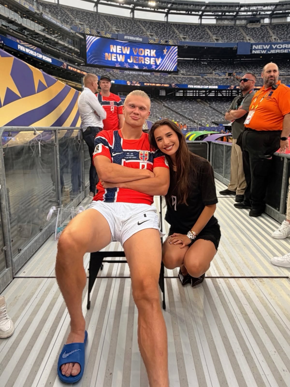 Isabel haugseng johansen: la discreta novia de erling haaland que conquista en el mundial 2026 la revista del sureste mx Erling Haaland Sentado En Una Silla En El Estadio De Nueva York Durante El Mundial 2026, Con Su Novia Isabel Haugseng Johansen Posando Sonriente Arrodillada A Su Lado.