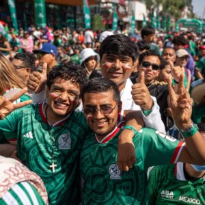 La mejor promoción de méxico es su gente: sectur invita a disfrutar la copa mundial con responsabilidad la revista del sureste mx Un Grupo De Jóvenes Aficionados Mexicanos, Vistiendo La Camiseta Verde De La Selección Nacional, Celebran Alegremente Con Gestos De Victoria Y Pulgares Arriba En Un Evento Público.