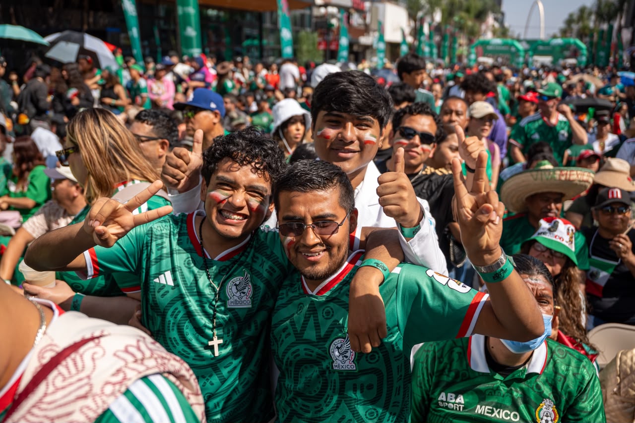 La mejor promoción de méxico es su gente: sectur invita a disfrutar la copa mundial con responsabilidad la revista del sureste mx Un Grupo De Jóvenes Aficionados Mexicanos, Vistiendo La Camiseta Verde De La Selección Nacional, Celebran Alegremente Con Gestos De Victoria Y Pulgares Arriba En Un Evento Público.