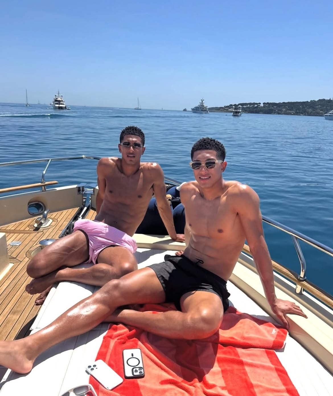 Los hermanos bellingham: el fenómeno físico y deportivo que conquista el mundial 2026 la revista del sureste mx Jude Bellingham Y Jobe Bellingham Posan Con El Torso Descubierto Sobre La Cubierta De Un Yate En El Mar, Mostrando Su Condición Física Atlética.