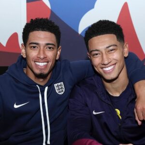 Los hermanos bellingham: el fenómeno físico y deportivo que conquista el mundial 2026 la revista del sureste mx Los Futbolistas Jude Bellingham Y Su Hermano Jobe Bellingham Posan Juntos Sonriendo, Ambos Vistiendo Indumentaria Deportiva De La Selección Inglesa.