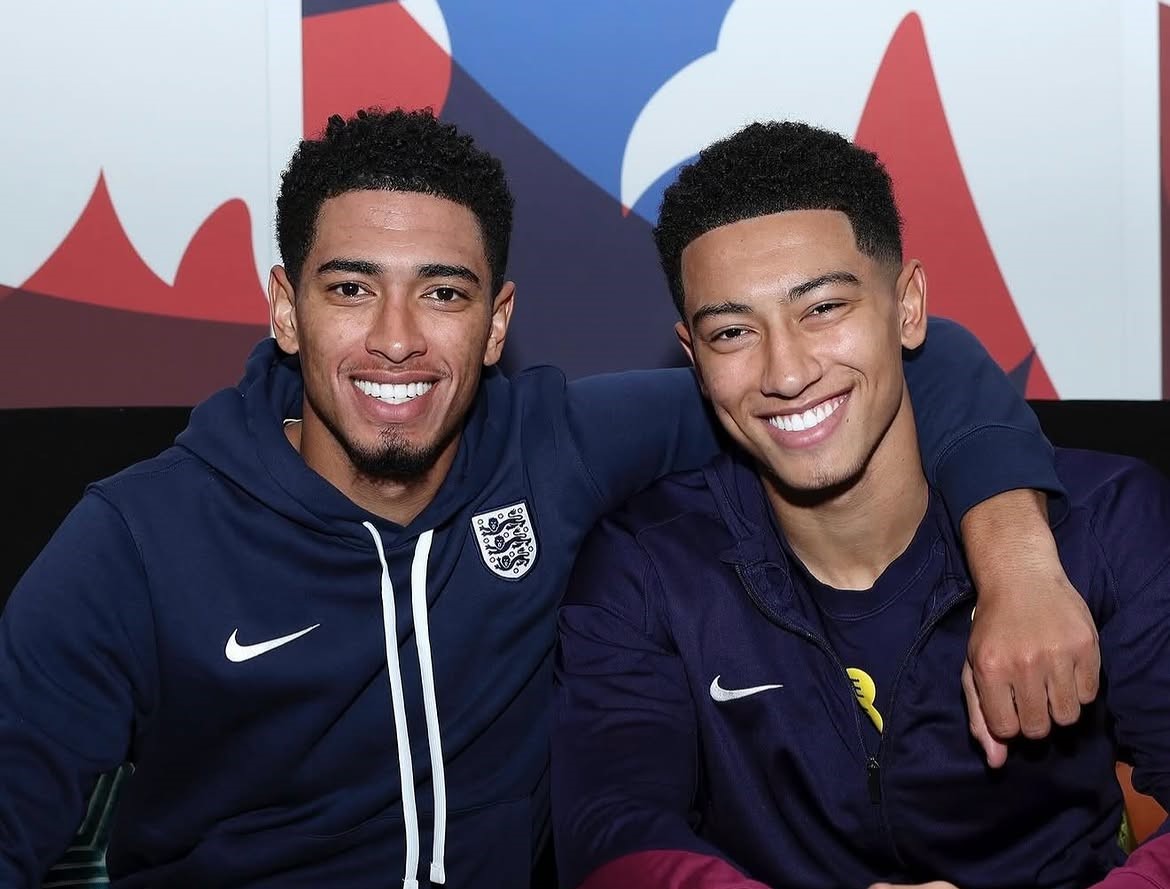 Los hermanos bellingham: el fenómeno físico y deportivo que conquista el mundial 2026 la revista del sureste mx Los Futbolistas Jude Bellingham Y Su Hermano Jobe Bellingham Posan Juntos Sonriendo, Ambos Vistiendo Indumentaria Deportiva De La Selección Inglesa.