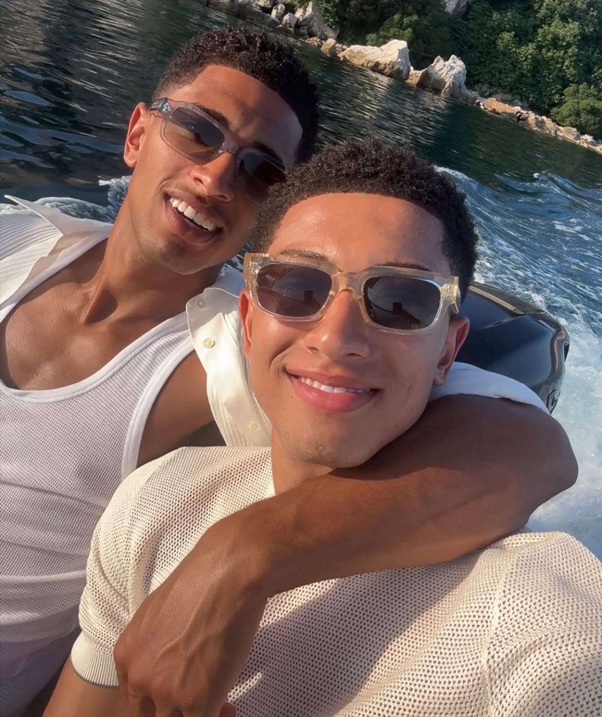 Los hermanos bellingham: el fenómeno físico y deportivo que conquista el mundial 2026 la revista del sureste mx Jude Bellingham Y Su Hermano Jobe Bellingham Sonriendo Y Posando Juntos En Un Barco, Ambos Con Lentes De Sol Y Ropa Casual.