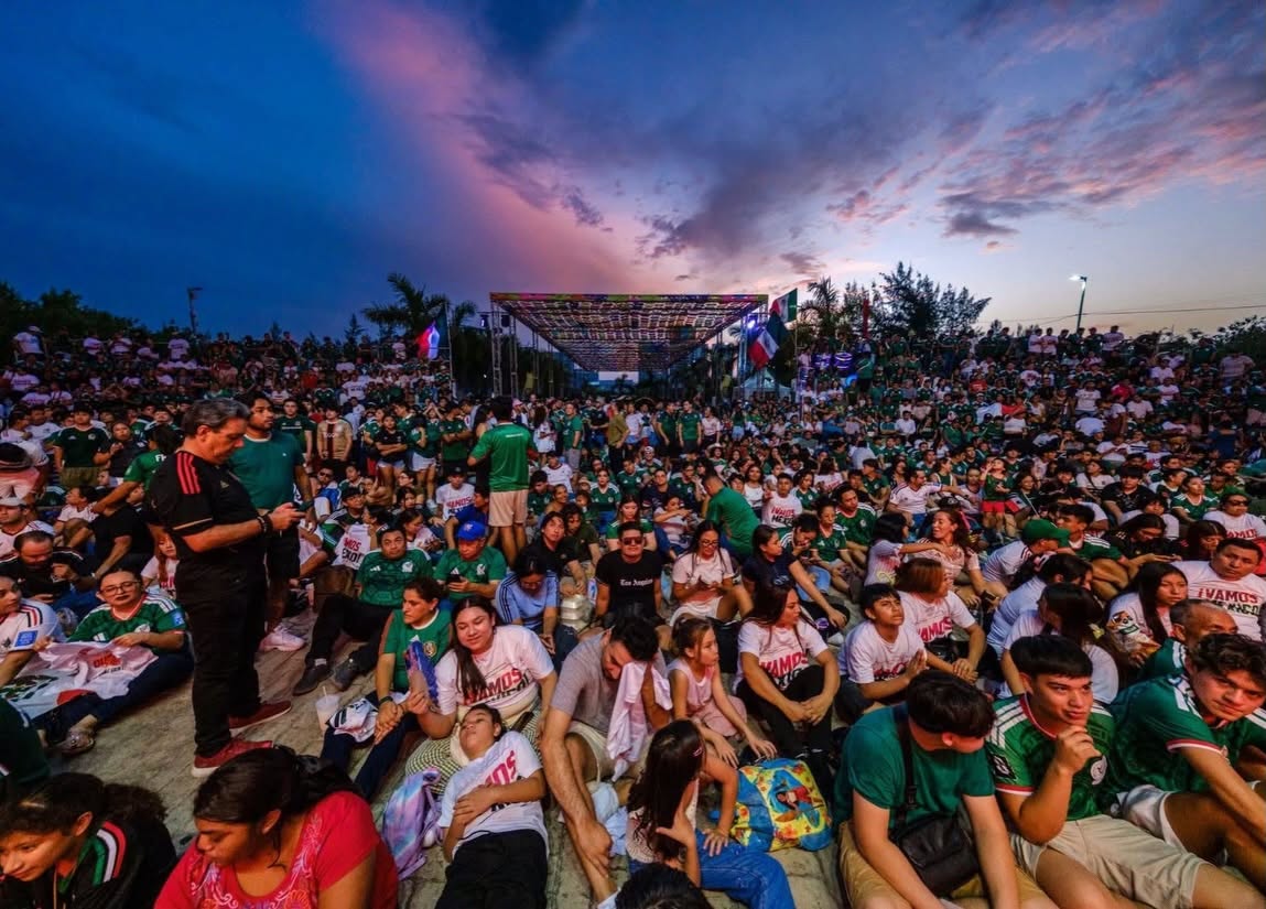 Cancún se paraliza de pasión: más de 6 mil almas celebran el triunfo del tri en el malecón tajamar la revista del sureste mx Vista Panorámica De Más De 6 Mil Personas Celebrando La Victoria De La Selección Mexicana En El Malecón Tajamar.