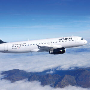 México fortalece la diversificación de mercados turísticos con crecimiento en la conectividad aérea de canadá, europa y américa latina la revista del sureste mx Una Vista Aérea De Un Avión De La Aerolínea Mexicana Volaris Volando Sobre Un Mar De Nubes Y Montañas, Ilustrando El Crecimiento De La Conectividad Internacional.