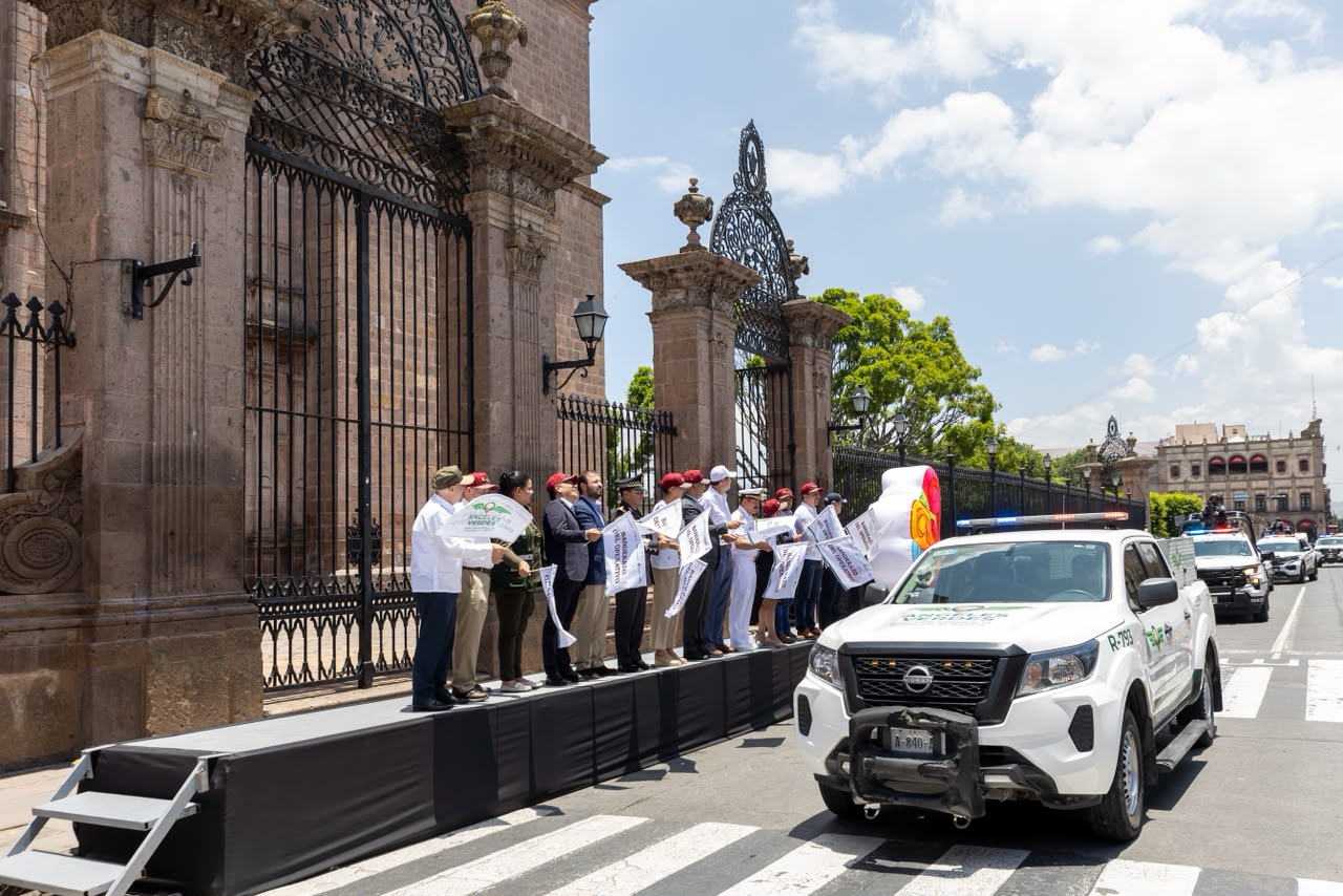 Funcionarios Y Autoridades Reunidas Frente A Un Camión De Bomberos Durante El Banderazo Del Operativo Vacacional De Verano 2026 En Morelia.