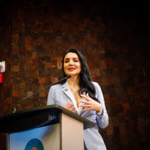México se consolida entre las 10 economías con mayor captación de ied: gabriela jiménez destaca la confianza internacional en la transformación del país la revista del sureste mx La Diputada Gabriela Jiménez, Vestida Con Un Traje Sastre Azul Claro Y Un Collar Dorado, Habla Apasionadamente Detrás De Un Podio Con El Logotipo De La Cámara De Diputados De México. Gesticula Con Las Manos Mientras Se Dirige A Una Audiencia Fuera De Cámara. El Fondo Es Una Pared De Ladrillos Oscuros Y Texturizados.