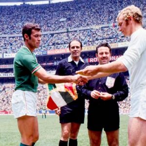 México vs. Inglaterra: el historial completo y los antecedentes rumbo a los octavos de final del mundial 2026 la revista del sureste mx : Fotografía Histórica En El Estadio Azteca Donde Los Capitanes De Las Selecciones De México E Inglaterra Intercambian Banderines Previo A Un Encuentro, Acompañados Por El Árbitro Central.