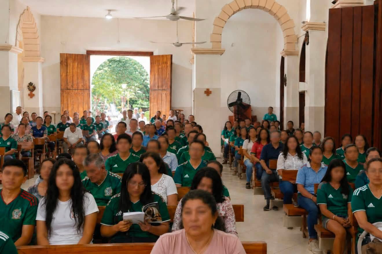 Fieles Reunidos En La Parroquia De Nuestra Señora De Guadalupe En Tizimín, Muchos De Ellos Vistiendo La Camiseta Verde De La Selección Mexicana Durante La Misa Dominical.