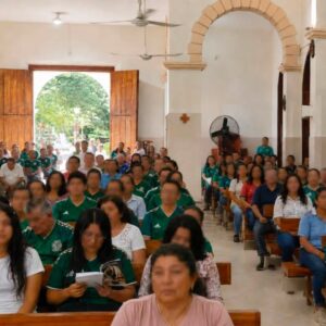 México ya superó a la ia… y pasó en tizimín, yucatán: la fe que se viste de verde la revista del sureste mx Fieles Reunidos En La Parroquia De Nuestra Señora De Guadalupe En Tizimín, Muchos De Ellos Vistiendo La Camiseta Verde De La Selección Mexicana Durante La Misa Dominical.