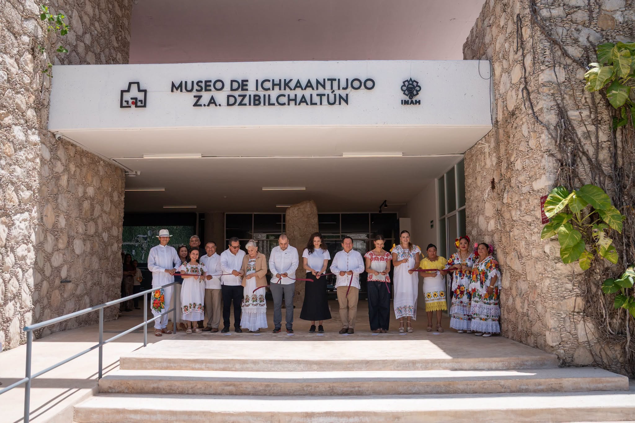 Inauguran dos nuevos museos para fortalecer el legado de la cultura maya en yucatán la revista del sureste mx Autoridades Federales Y Estatales Sostienen La Cinta Inaugural Roja Frente A La Entrada Del Museo De Ichkaantijoo En La Zona Arqueológica De Dzibilchaltún. La Fachada Blanca Muestra El Letrero Oficial Del Inah Y Está Enmarcada Por Gruesos Muros De Mampostería En Piedra Regional, Mientras Funcionarios Y Mujeres Vestidas Con Hipiles Tradicionales Posan En Los Escalones De Acceso.
