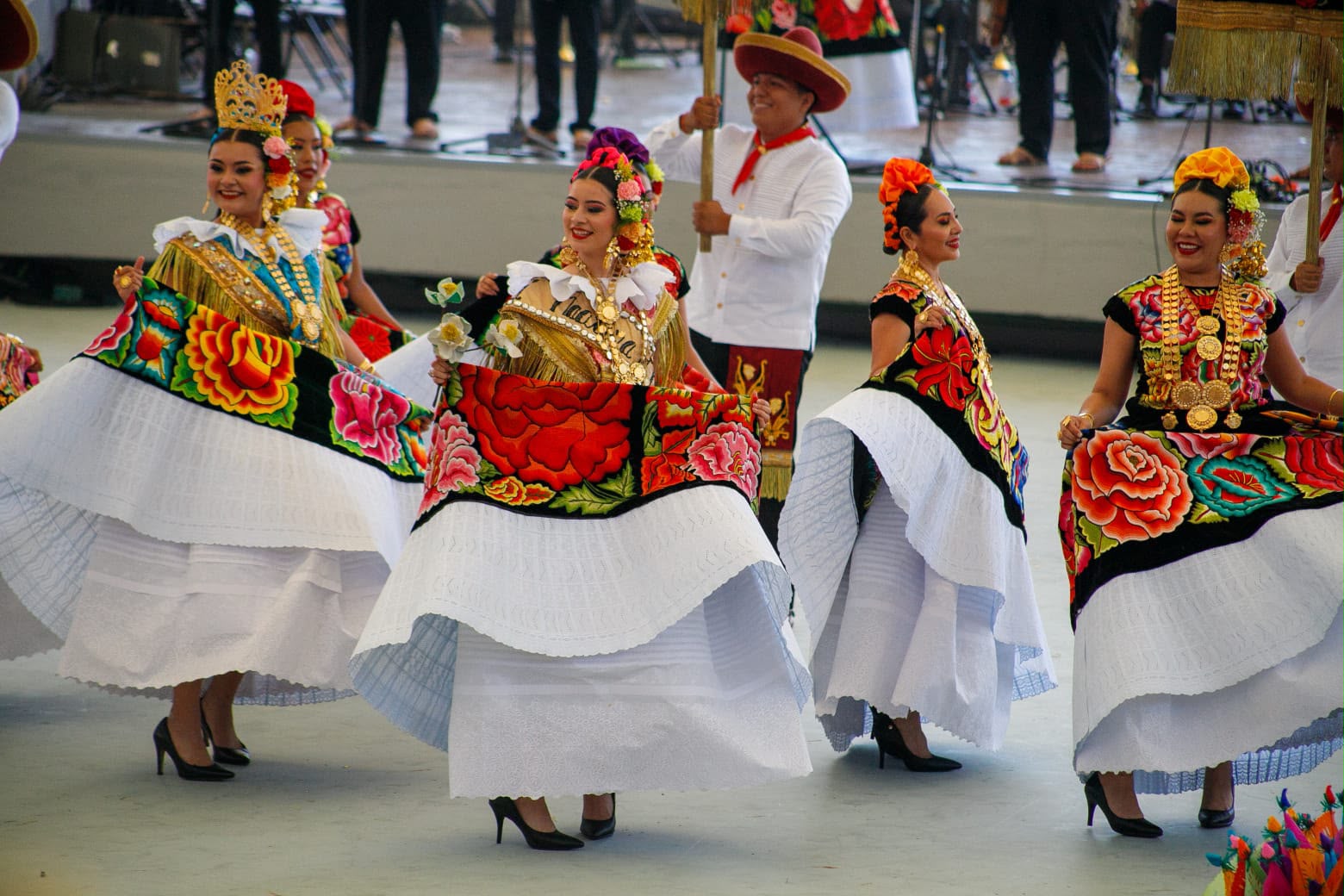 Delegaciones Participan En La Guelaguetza 2026 Durante Una Presentación Folclórica En Oaxaca, Mostrando Trajes Típicos, Danzas Tradicionales Y La Riqueza Cultural Que Distingue A Las Ocho Regiones Del Estado.