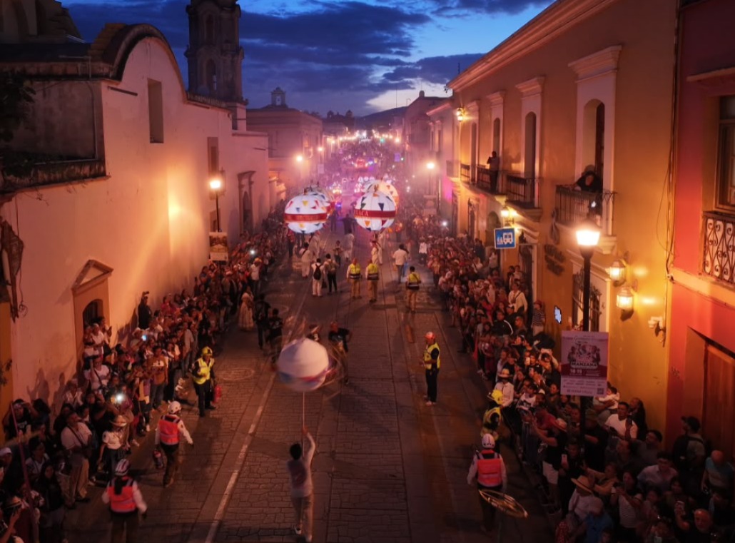 Oaxaca vibra con la primera calenda de las culturas y anuncia el inicio de la guelaguetza 2026 la revista del sureste mx La Calenda De Las Culturas Recorre El Centro Histórico De Oaxaca Durante La Guelaguetza 2026, Con Marmotas, Música Tradicional Y Miles De Asistentes Que Disfrutan Del Desfile Nocturno.