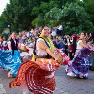 Oaxaca vibra con la primera calenda de las culturas y anuncia el inicio de la guelaguetza 2026 la revista del sureste mx Integrantes De Diversas Delegaciones Participan En La Calenda De Las Culturas Durante La Guelaguetza 2026, Recorriendo El Centro Histórico De Oaxaca Con Coloridos Trajes Tradicionales Y Bailes Típicos.