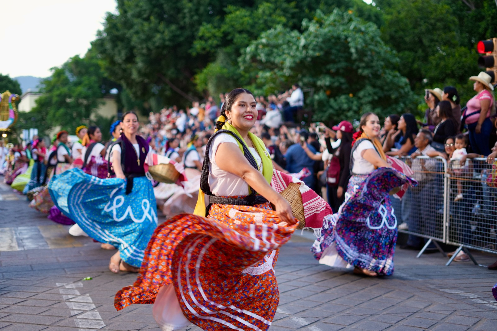 Integrantes De Diversas Delegaciones Participan En La Calenda De Las Culturas Durante La Guelaguetza 2026, Recorriendo El Centro Histórico De Oaxaca Con Coloridos Trajes Tradicionales Y Bailes Típicos.