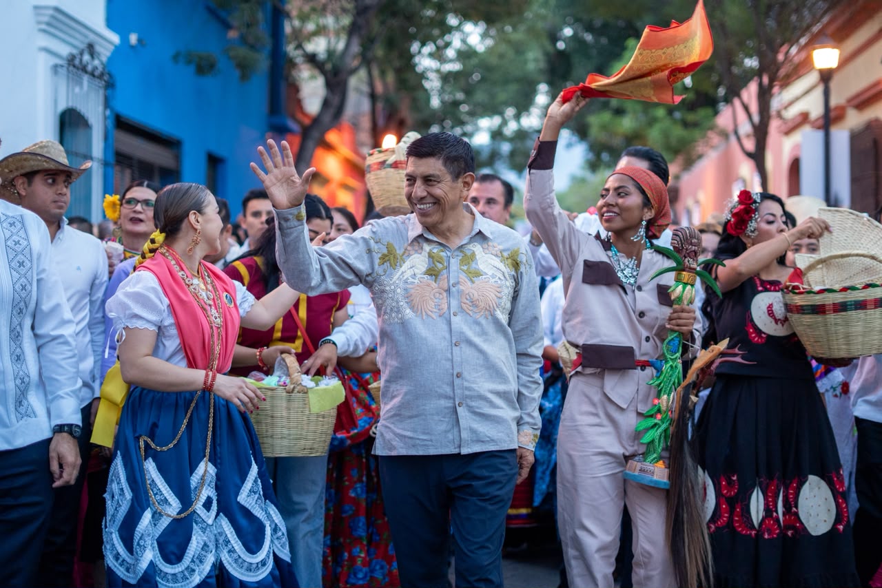 Oaxaca vibra con la primera calenda de las culturas y anuncia el inicio de la guelaguetza 2026 la revista del sureste mx El Gobernador Salomón Jara Cruz Participa En La Calenda De Las Culturas Acompañado Por Delegaciones Tradicionales Durante La Guelaguetza 2026 En Oaxaca.