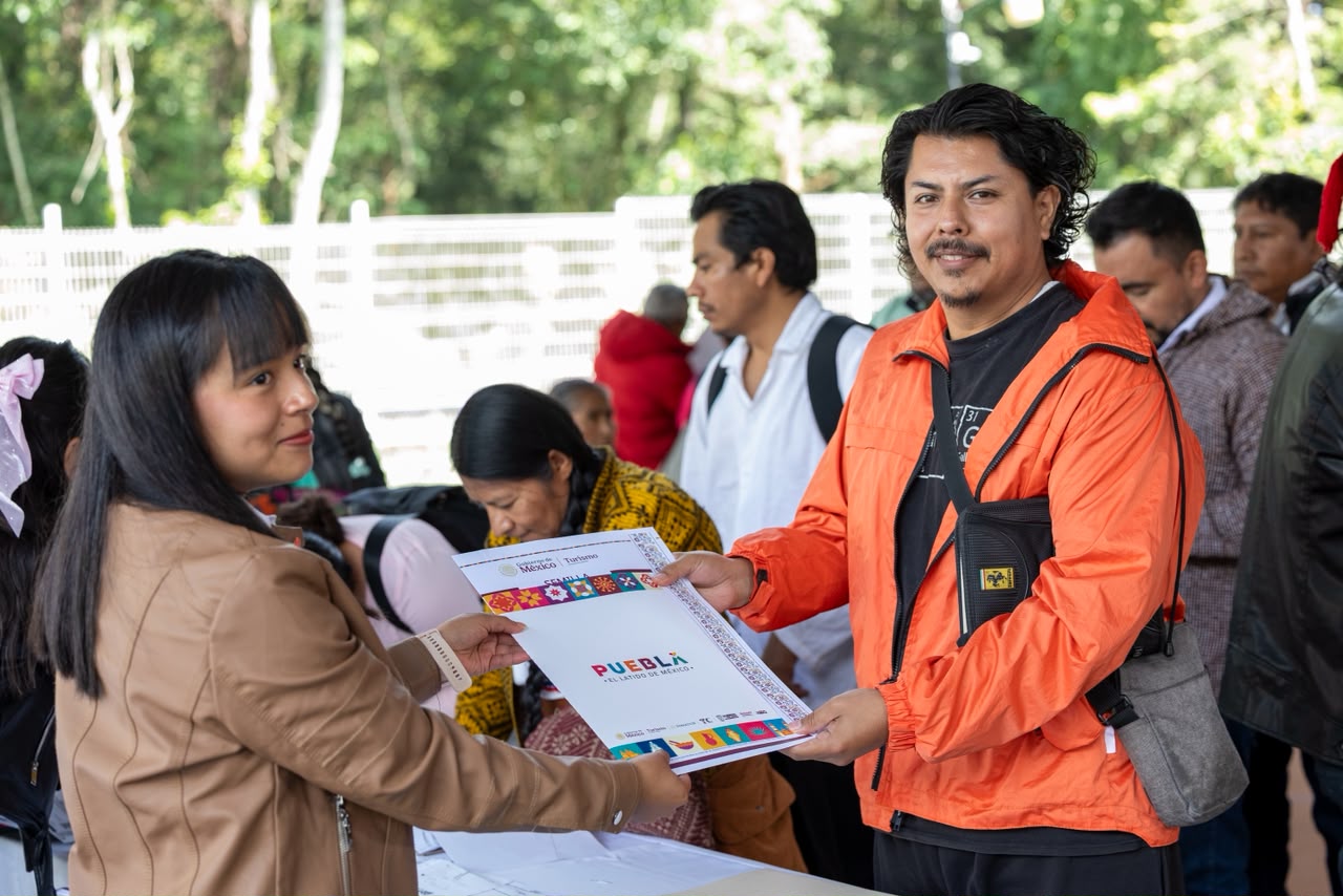 : Momento De La Entrega De Certificados Oficiales De Turismo Comunitario A Prestadores De Servicios En Puebla.