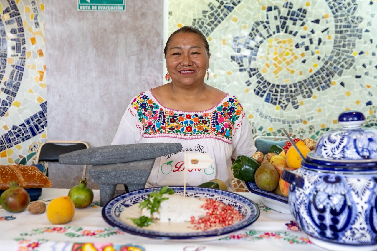 Puebla se prepara para el tianguis turístico 2027 y celebra su tradición gastronómica la revista del sureste mx Cocinera Tradicional Poblana Presenta Un Platillo De Chile En Nogada, Máximo Exponente De La Gastronomía Poblana.