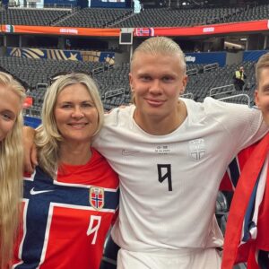 ¿quién es gabrielle braut haaland, la hermana mayor del goleador noruego que sorprende por su increíble parecido físico? La revista del sureste mx Erling Haaland, Vistiendo Su Uniforme De Juego Blanco Con El Número 9, Posa Sonriente Junto A Su Familia En Las Gradas De Un Estadio, Rodeado Por Su Madre Y Sus Hermanos, Gabrielle Y Astor, Quienes Llevan Puestas Camisetas De La Selección De Noruega.