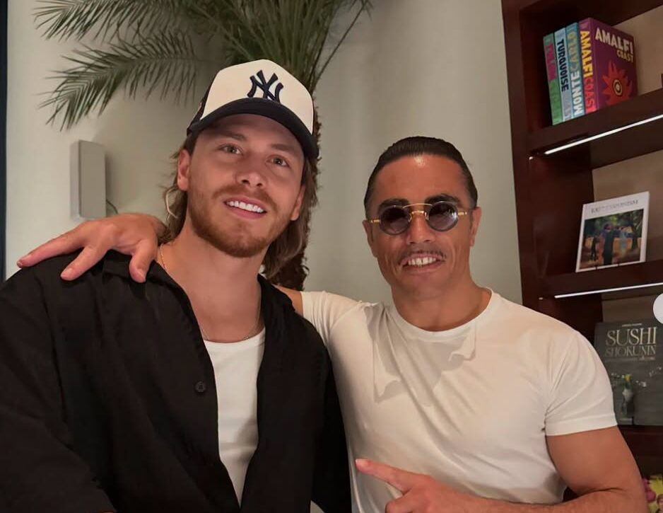 Aldo De Nigris Posa Sonriente Junto Al Polémico Chef Salt Bae En El Restaurante Nusr-Et De La Cdmx.