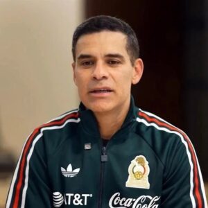 Rafa márquez: el nuevo estratega que liderará la era tricolor rumbo al 2030 la revista del sureste mx Rafael Márquez Vistiendo Una Chamarra Oficial De La Selección Mexicana Mientras Participa En Una Entrevista Tras Su Designación Como Nuevo Director