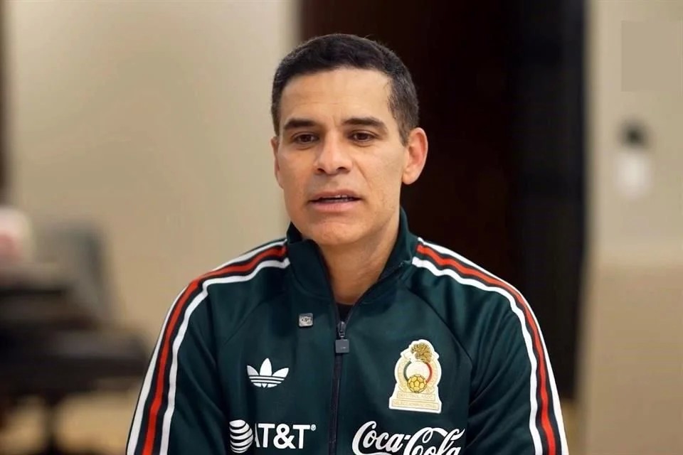 Rafael Márquez Vistiendo Una Chamarra Oficial De La Selección Mexicana Mientras Participa En Una Entrevista Tras Su Designación Como Nuevo Director