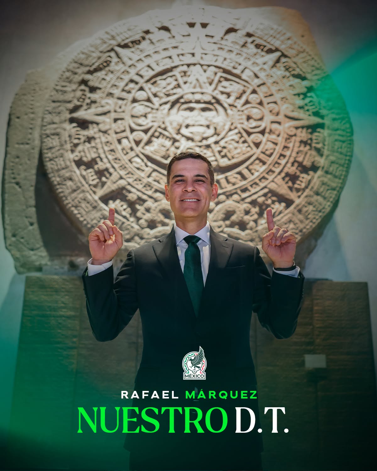 Rafa márquez: el nuevo estratega que liderará la era tricolor rumbo al 2030 la revista del sureste mx Rafael Márquez, Vestido Con Traje Y Corbata, Posa Sonriente Y Señalando Hacia Arriba Frente A Una Escultura De Piedra Azteca, Bajo El Título &Quot;Rafael Márquez Nuestro D.t.&Quot;.