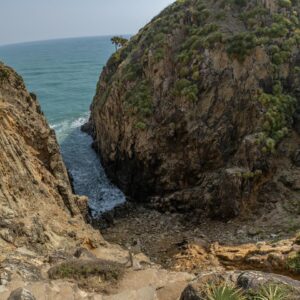 Región cultura y aventura: el corazón histórico de veracruz la revista del sureste mx Acantilados Rocosos Que Forman Una Estrecha Entrada Hacia El Mar En La Costa De Veracruz, Con Vegetación Sobre Las Rocas Y Una Pequeña Playa De Piedras.