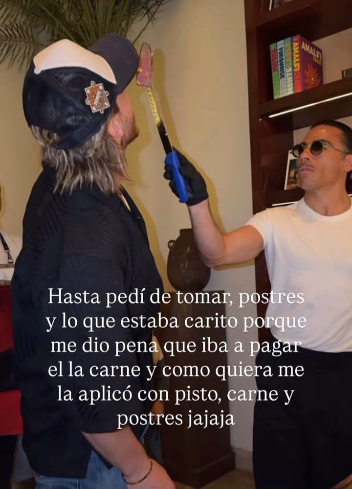 ¿quién es salt bae? El polémico chef viral que aldo de nigris acusa presuntamente de estafa en su restaurante la revista del sureste mx El Chef Salt Bae Sostiene Un Cuchillo Con Un Trozo De Carne Cerca De La Boca De Un Comensal, Ilustrando La Experiencia En Su Restaurante Nusr-Et.