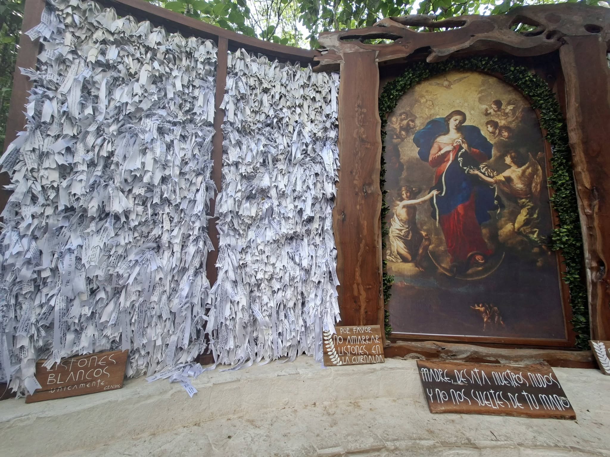 Conoce el santuario de maría desatadora de nudos: el oasis de fe y naturaleza que transforma a cancún la revista del sureste mx Entrada Al Túnel De Listones Blancos De Petición En El Santuario De María Desatadora De Nudos En La Selva De Cancún.