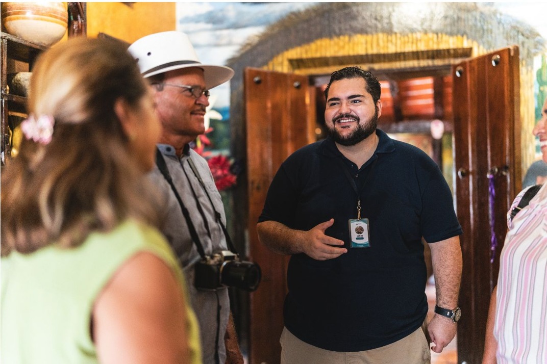 Sectur pide contratar guías de turistas certificados en méxico la revista del sureste mx Guía De Turistas Acreditado Explica Un Recorrido De Senderismo A Un Grupo De Visitantes En Un Mirador Natural Rodeado De Montañas Y Bosque Durante Las Vacaciones De Verano En México.