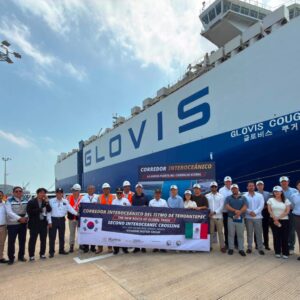 Segundo cruce de hyundai glovis fortalece a veracruz y al corredor interoceánico como alternativa logística la revista del sureste mx Epresentantes De Hyundai Glovis México, Autoridades Del Corredor Interoceánico Del Istmo De Tehuantepec Y Funcionarios Portuarios Posan Frente Al Buque Glovis Cougar Durante El Segundo Cruce Interoceánico De 3 Mil Vehículos En El Puerto De Salina Cruz, Oaxaca.