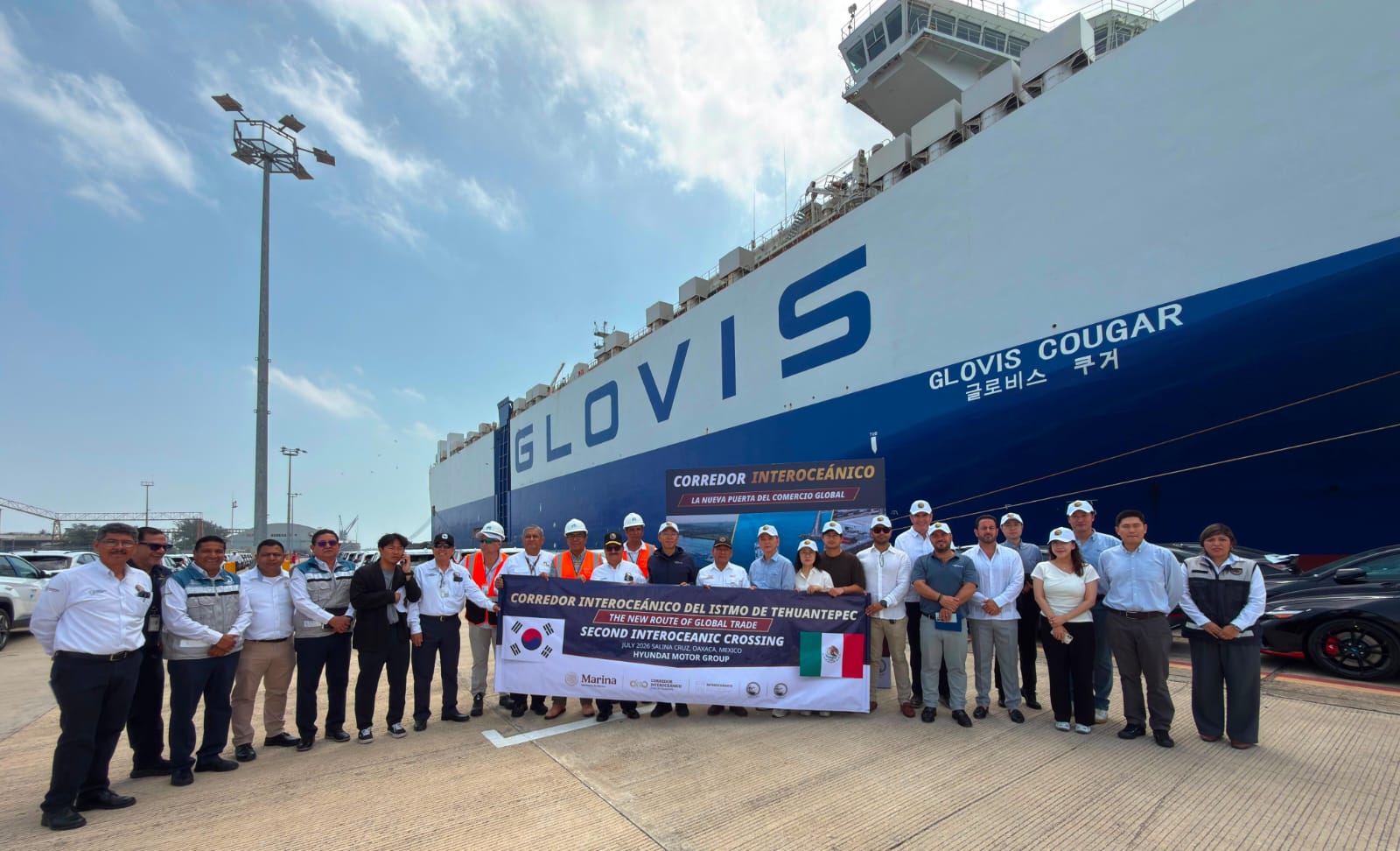 Epresentantes De Hyundai Glovis México, Autoridades Del Corredor Interoceánico Del Istmo De Tehuantepec Y Funcionarios Portuarios Posan Frente Al Buque Glovis Cougar Durante El Segundo Cruce Interoceánico De 3 Mil Vehículos En El Puerto De Salina Cruz, Oaxaca.