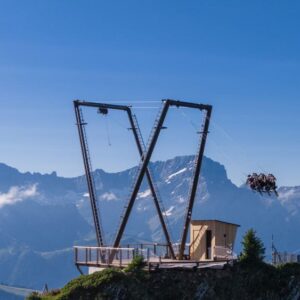 Suiza desafía al vértigo con un columpio gigante suspendido sobre los alpes la revista del sureste mx Columpio Gigante En Los Alpes Suizos Suspendido Sobre Un Impresionante Paisaje Montañoso, Donde Varios Visitantes Disfrutan De Una Experiencia Extrema Con Vistas Panorámicas Al Grand Chamossaire.