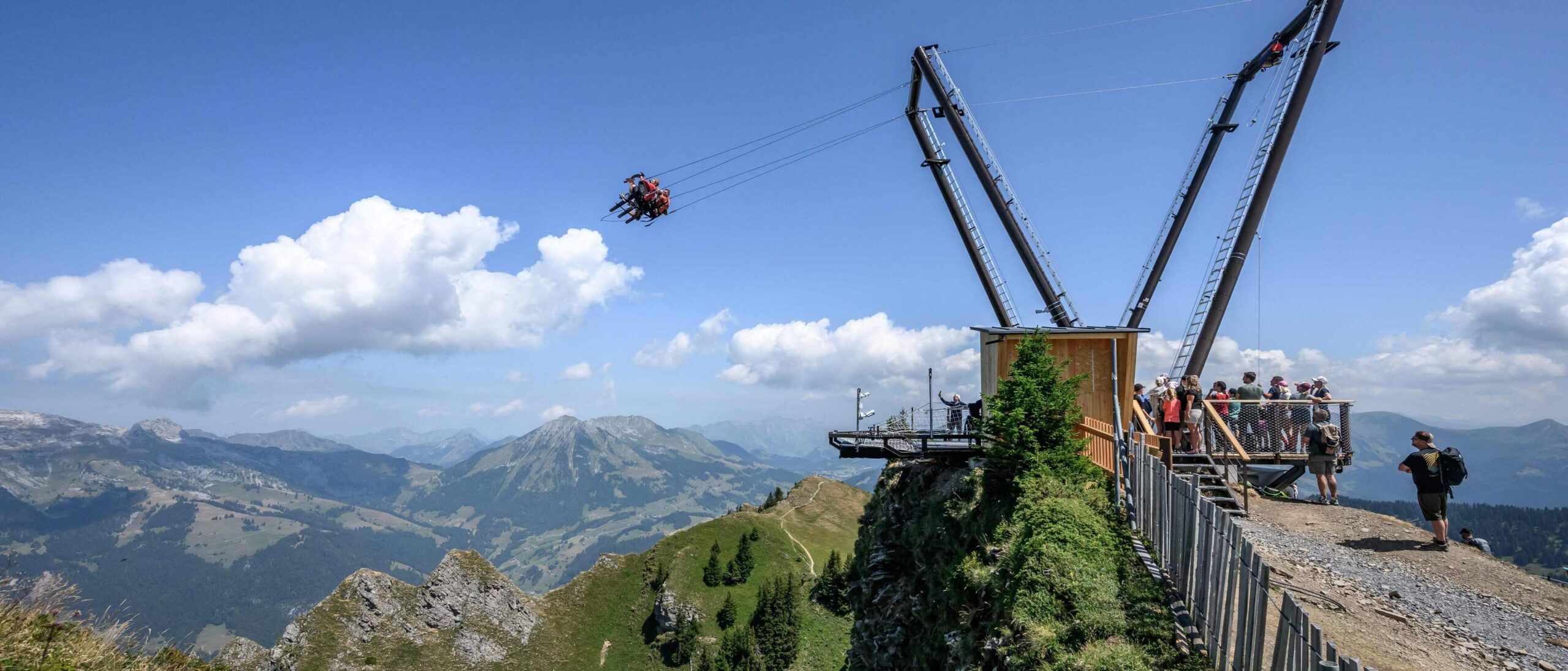Suiza desafía al vértigo con un columpio gigante suspendido sobre los alpes la revista del sureste mx Suiza Desafía Al Vértigo Con Un Columpio Gigante Suspendido Sobre Los Alpes — Turistas Se Mecen A 12 Metros De Altura Sobre El Abismo En El Pico Grand Chamossaire, Disfrutando De Vistas Panorámicas Hacia Los Valles Y Cordilleras Alpinas.