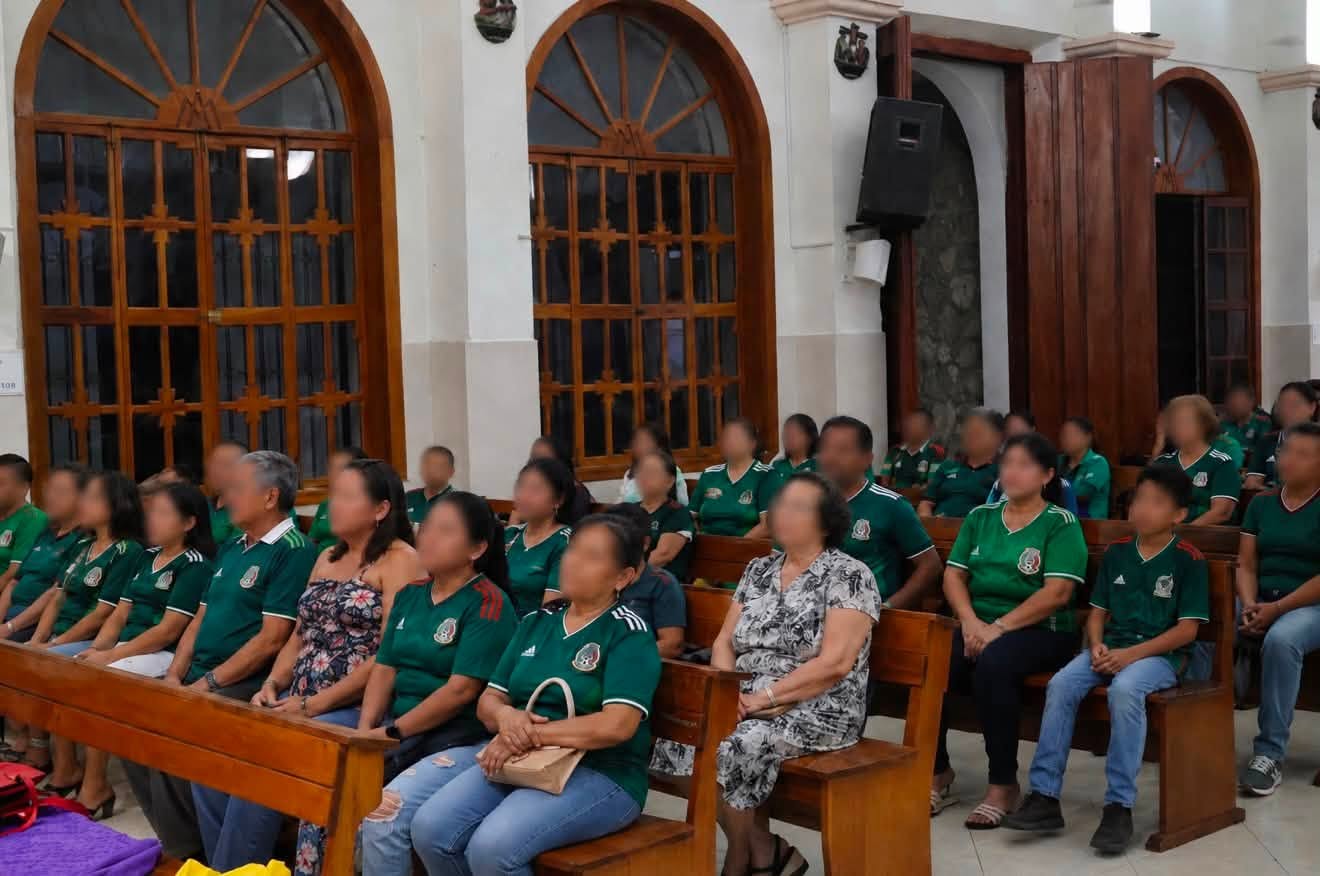 México ya superó a la ia… y pasó en tizimín, yucatán: la fe que se viste de verde la revista del sureste mx Feligreses Sentados En Las Bancas De Madera De Una Iglesia En Tizimín, La Mayoría Vistiendo La Camiseta Verde De La Selección Mexicana Para Participar En La Misa Dominical.