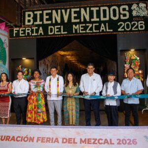 ¡tradición y sabor! Inauguran la feria del mezcal y de artesanías 2026 en oaxaca la revista del sureste mx Inauguración Oficial De La Feria Del Mezcal 2026 En Oaxaca, Donde Un Grupo De Funcionarios Y Artesanos Realiza El Corte De Listón Inaugural Frente A Una Gran Lona Con El Lema &Amp;Quot;Bienvenidos Feria Del Mezcal 2026&Amp;Quot;.