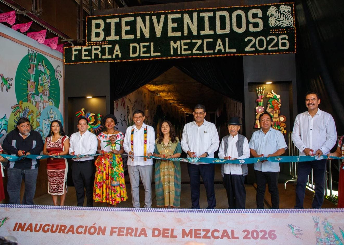 ¡tradición y sabor! Inauguran la feria del mezcal y de artesanías 2026 en oaxaca la revista del sureste mx Inauguración Oficial De La Feria Del Mezcal 2026 En Oaxaca, Donde Un Grupo De Funcionarios Y Artesanos Realiza El Corte De Listón Inaugural Frente A Una Gran Lona Con El Lema &Quot;Bienvenidos Feria Del Mezcal 2026&Quot;.