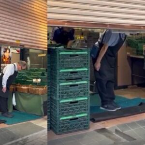 Un adiós que dio la vuelta al mundo: el emotivo cierre del supermercado kimuraya en tokio la revista del sureste mx Empleados Del Histórico Supermercado Kimuraya En Tokio Realizan Una Profunda Reverencia De Despedida Mientras Baja La Cortina Metálica Del Establecimiento.