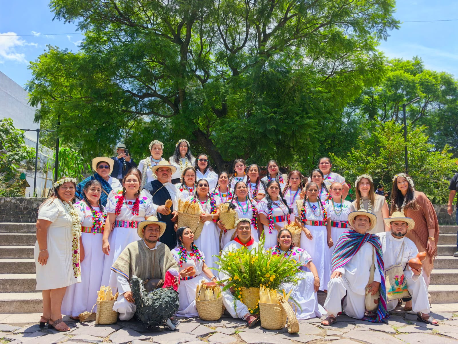 Un Numeroso Grupo De Participantes Y Artesanos Veracruzanos Vestidos Con Trajes Tradicionales Posan Sonrientes En Unas Escalinatas Durante La Muestra Cultural Veracruz En Los Pinos.