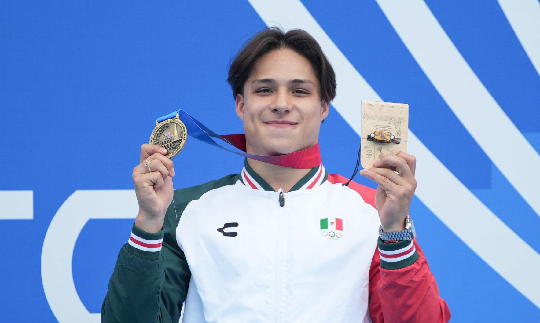 El Clavadista Mexicano Osmar Olvera Posa Sonriente Junto A La Fosa De Clavados Vistiendo La Playera Oficial De México Y Mostrando Su Medalla De Oro Ganada En Los Juegos Centroamericanos Y Del Caribe 2026.